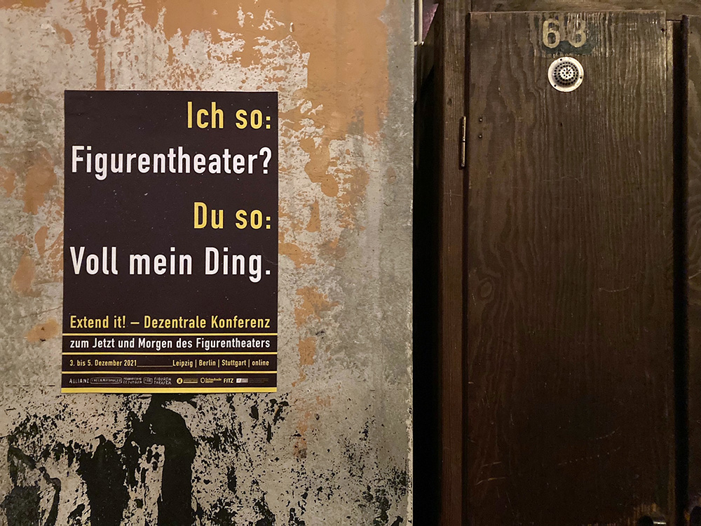Plakat an einer Wand mit dem Text: Ich so: Figurentheater? Du so: Voll mein Ding!